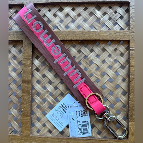 NWT Lululemon Never Lost Keychain - Picture 2 of 4